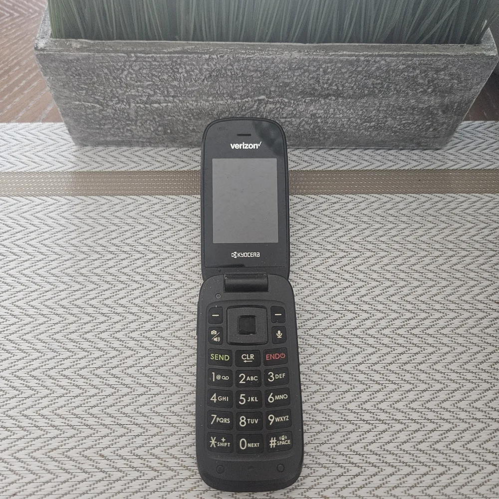 Kyocera Verizon Black Cell Phone - Picture 2 of 3